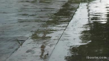 阴天下雨水滴水泥地马路升格